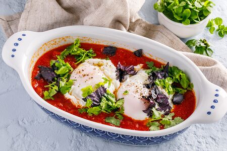 Шакшука с яйцом пашот