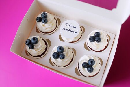 Капкейки с ягодами голубики и табличкой с Днём Рождения