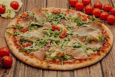 Пицца с сыровяленым окороком