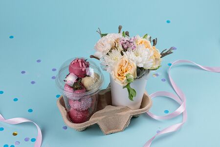 Клубника и букет в стаканчиках Самой нежной