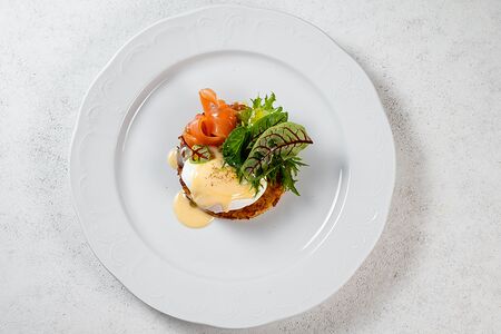 Хашбраун с лососем, яйцом пашот и соусом беарнез