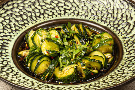 Битые огурцы в пряно-соевом соусе