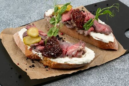 Брускетта с ростбифом