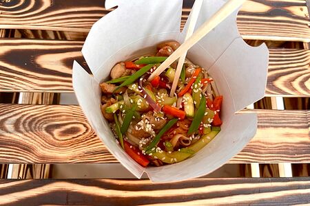 Удон с морепродуктами и овощами