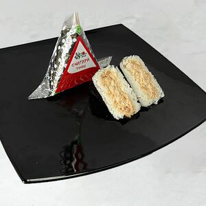 Онигири с тунцом