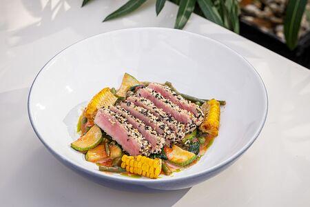 Стейк из тунца в кунжутной панировке с овощами по-средиземноморски
