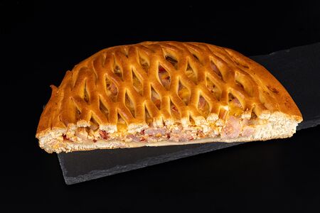 Половина пирога с ветчиной и сыром