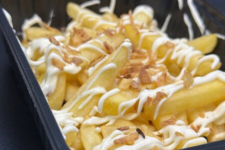 Картофель фри с соусом на выбор