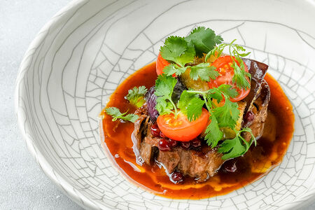 Томленый барашек с баклажаном и соусом из брусники