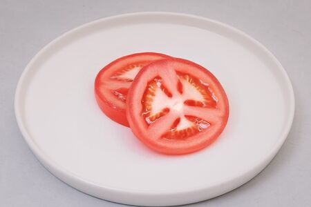 Свежий томат