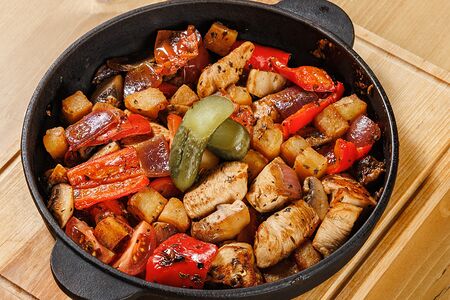 Жаркое с курицей и грибами