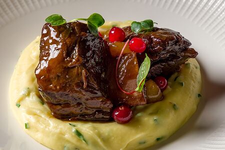 Говяжьи рёбра в луковом взваре с картофельным пюре