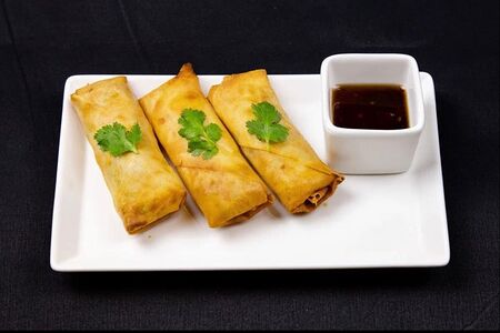 Жареные спринг-роллы с курицей, креветками и овощами 