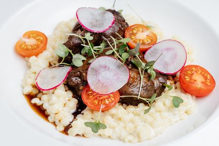 Телячьи щечки с пастой птитим и голубым сыром