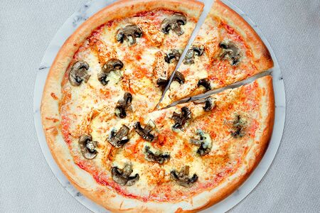 Пицца с курицей и грибами