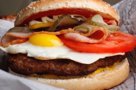 Бургер с яйцом