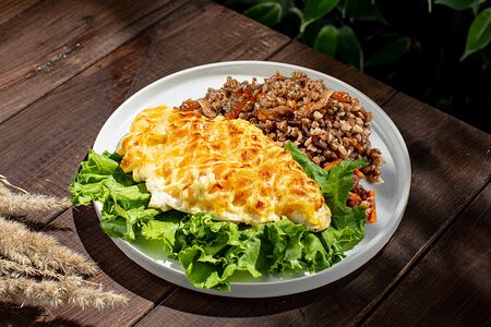 Отбивная из курицы с ветчиной и гречкой от шефа