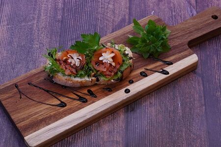 Брускетты с лососем