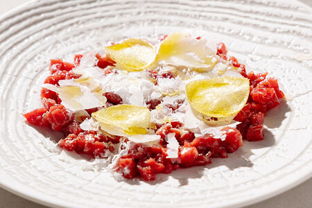 Тартар из говядины с пармезаном