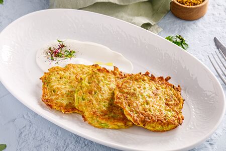 Оладьи из цукини со сметаной