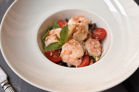 Острый салат с креветками и грушей