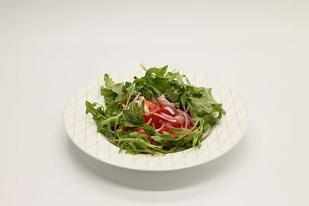 Салат из сладких помидоров с красным луком и рукколой