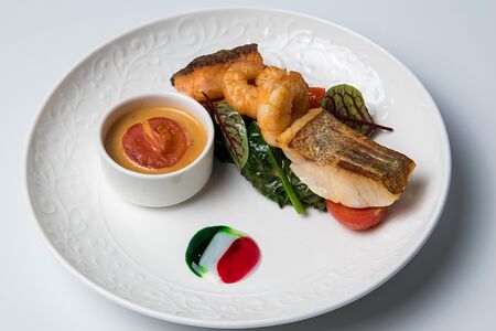 Тройка: судак, лосось, креветка