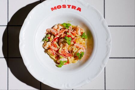 Феттуччине с овощами и креветками