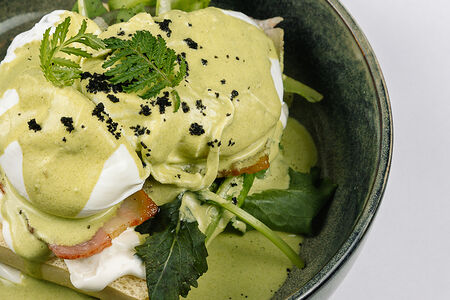 Тосты с беконом и яйцами пашот