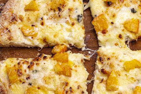 Пицца Моцарелла, горгонзола, пармезан, мандарины