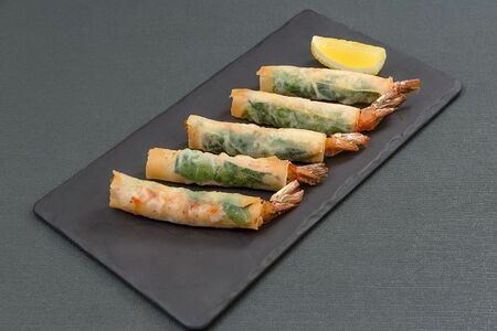 Жареные роллы с креветкой