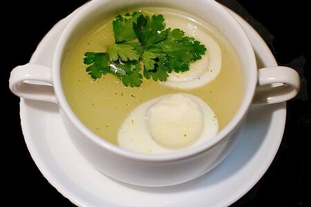Бульон с яйцом