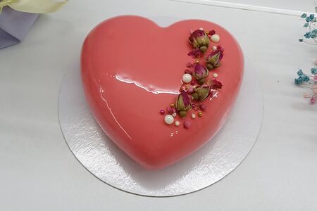 Торт муссовый в форме сердца с розами