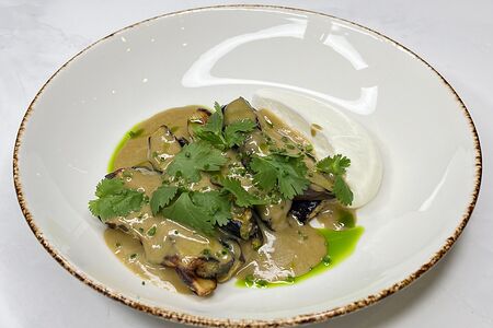 Печеный баклажан с мацони и мисо-соусом