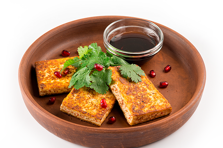 Жареный адыгейский сыр с соусом наршараб