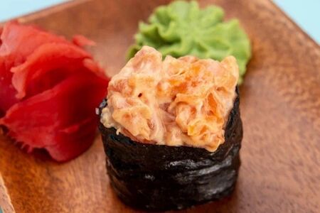 Спайси суши с лососем