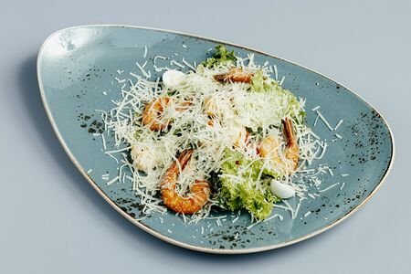 Салат Цезарь с тигровыми креветками