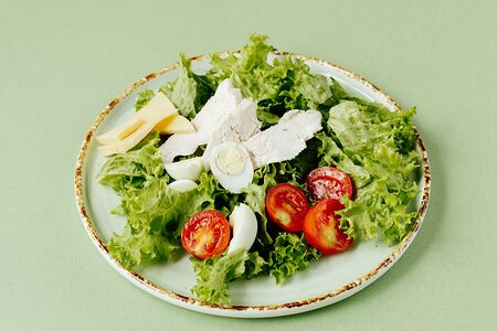 Салат Цезарь с курицей и овощами