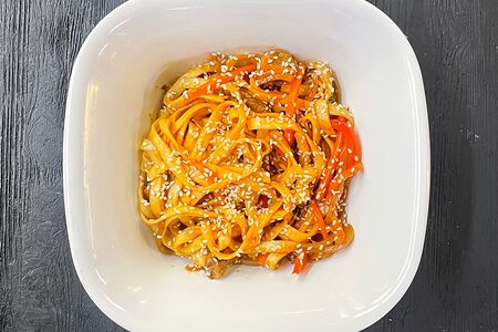 Удон со свининой в соусе кимчи и унаги