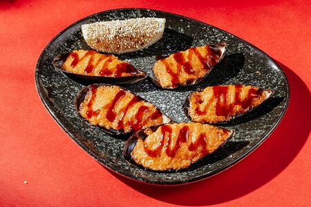 Запечённые мидии в сырном соусе