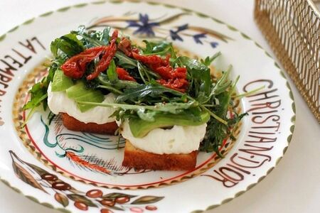 Бриошь с авокадо и вялеными томатами