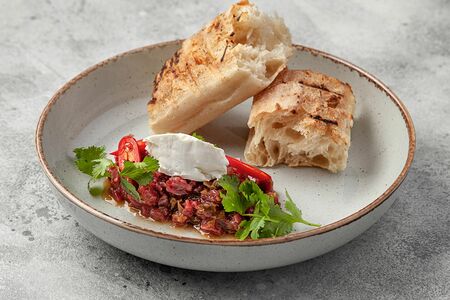 Тартар из говядины с мягким сыром