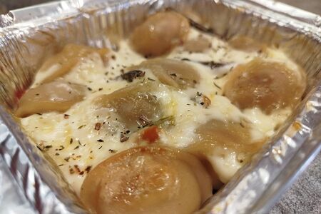 Пельмени, запечённые под соусом