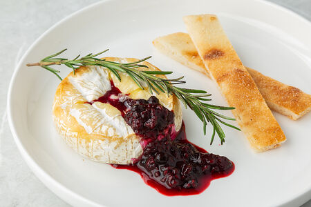 Запеченный в печи камамбер с ягодным соусом