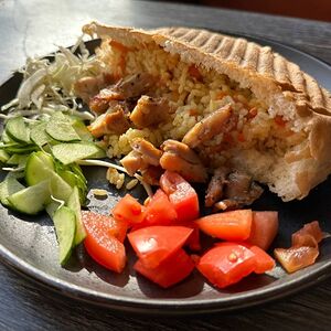 Плов с курицей в горячей булке