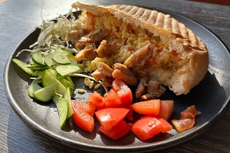 Плов с курицей в горячей булке