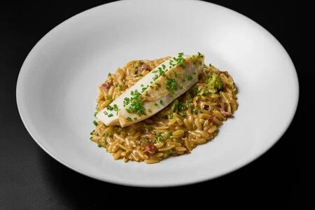 Орзо с куриной грудкой и вялеными томатами