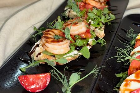 Брускетта с креветкой