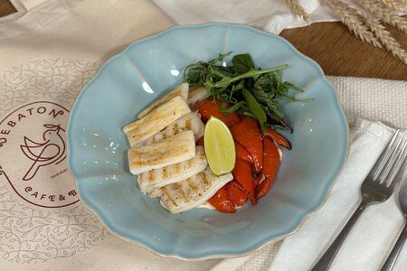 Кальмар на гриле с печеным перцем 