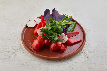 Ассорти из свежих овощей с зеленью